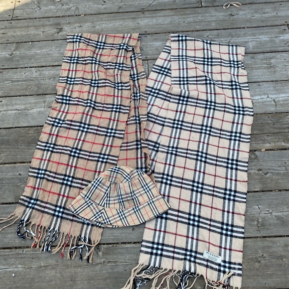 Lot of 3 Burberry Novacheck Scarves, Hats - Picture 3 of 6